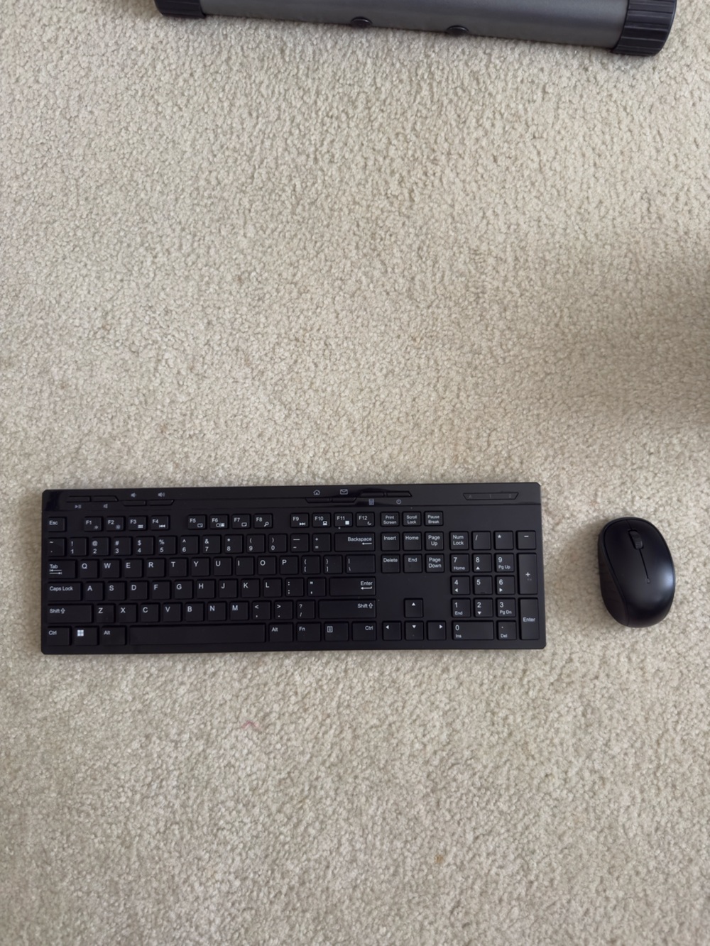 NWOT AMAZON WIRELESS KEYBOARD AND MOUSE COMBO FULL SIZE WITH BATTERY 50% OFF